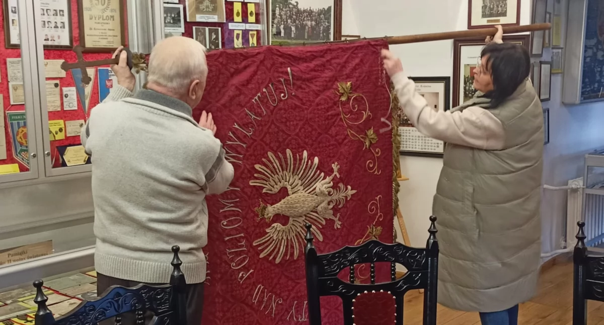 Sztandar Gimnazjum Humanistycznego Męskiego Stanisława Niemca w zbiorach Muzeum Regionalnego. Teraz renowacja, a potem na wystawę