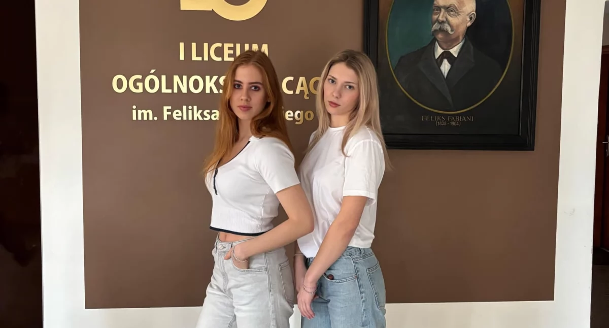 Nadia Cyganek i Maja Lipina z I LO w finale V. Ogólnopolskiej Olimpiady Wiedzy o Prawach Ucznia