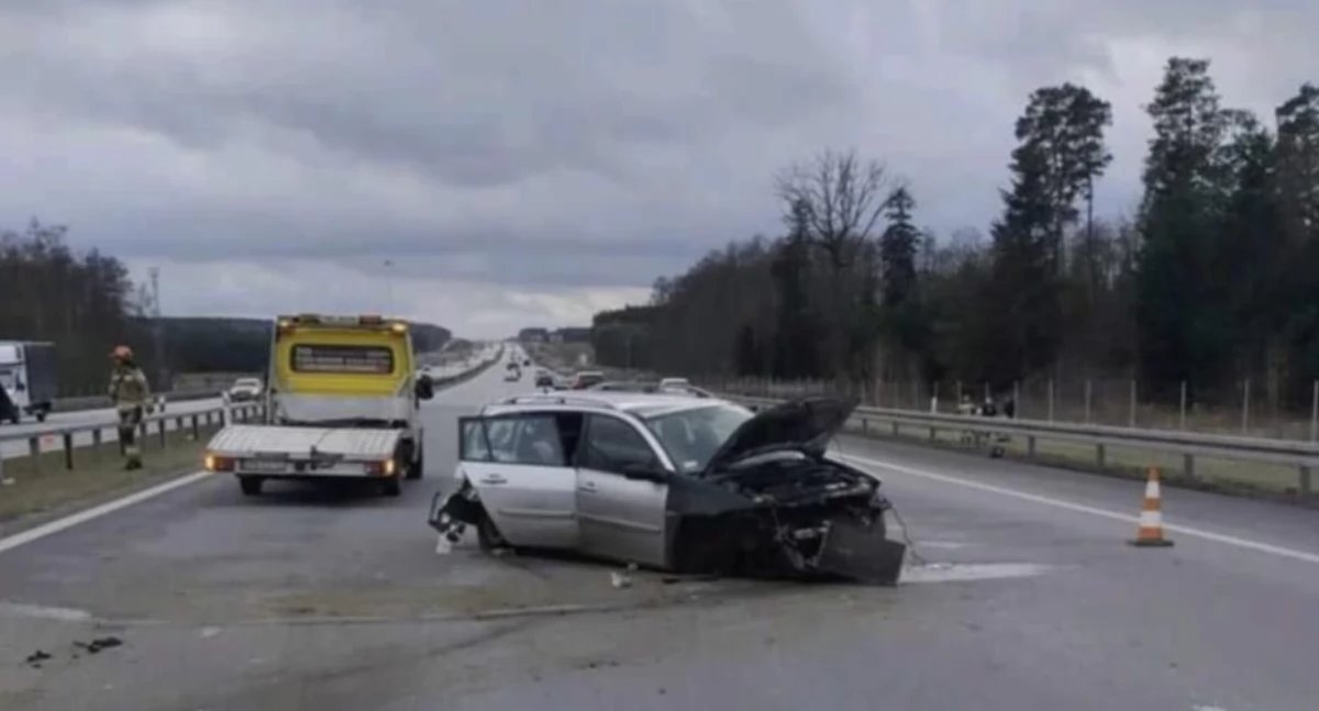 Zderzenie Volkswagena Polo i Renault Megane na autostradzie A1. Kierowca francuskiego auta “oddalił się z miejsca zdarzenia