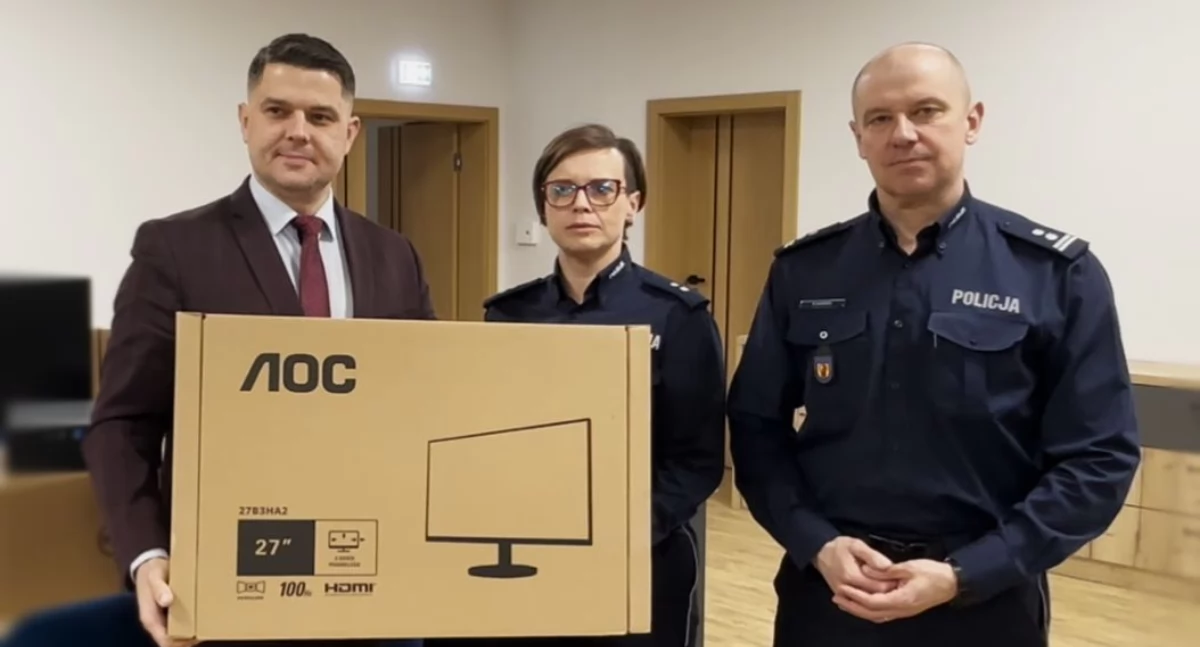 Policjanci z komisariatu w Kamieńsku dostali trzy zestawy komputerowe od władz miasta