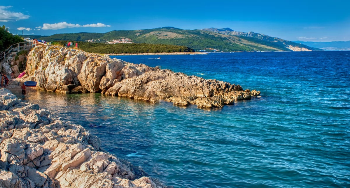 Istria to nie tylko piękne plaże i krystalicznie czyste morze, ale także region o niezwykle bogatej historii, która sięga czasów prehistorycznych. Od starożytnych cywilizacji po wpływy rzymskie, weneckie i austro-węgierskie – Istria oferuje fascynują