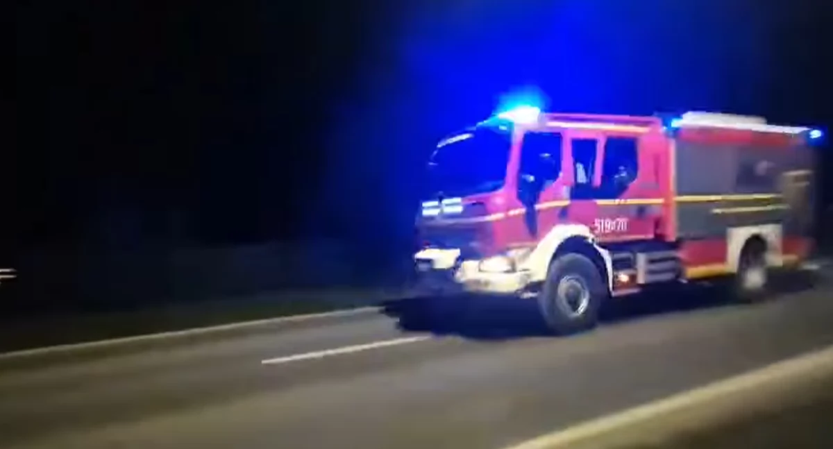Pożar drewnianej stodoły w Jedlnie Pierwszym. Ogień gasiły cztery zastępy. To prawdopodobnie podpalenie