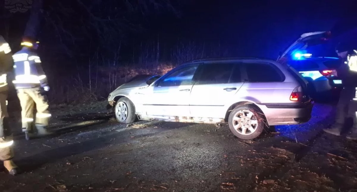 BMW uderzyło w drzewo. 20-letni kierowca odwieziony do szpitala