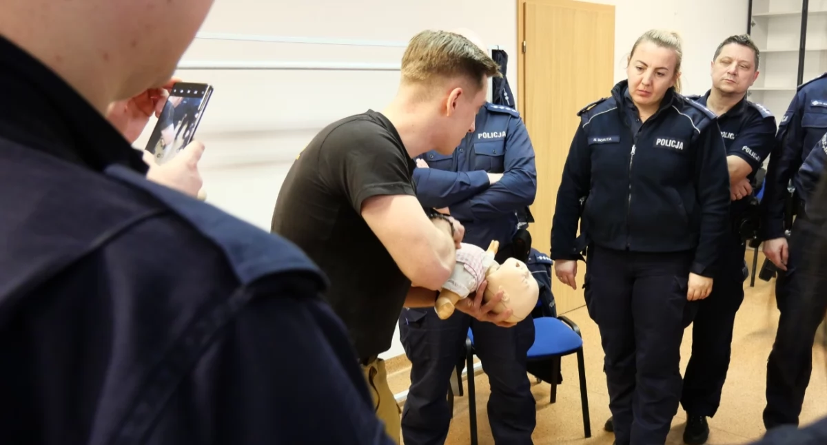 Pierwsza pomoc. Szkolenie w komendzie powiatowej straży pożarnej. Ćwiczyli też policjanci