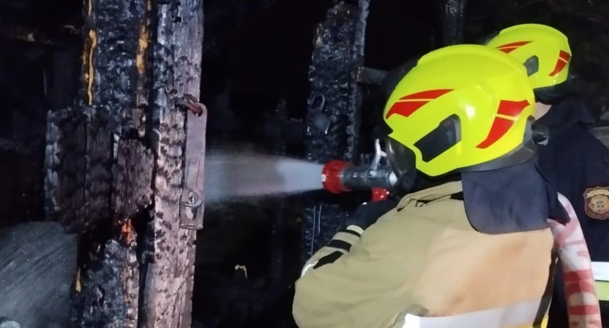 Pożar drewnianego budynku w Jedlnie Pierwszym. Gasiło go kilka zastępów straży