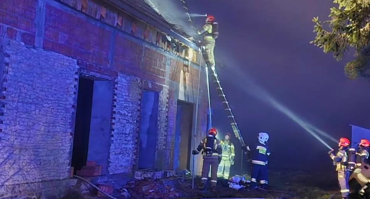 Pożar poddasza domu w Sekursku. To było podpalenie. Wysłano pięć jednostek straży