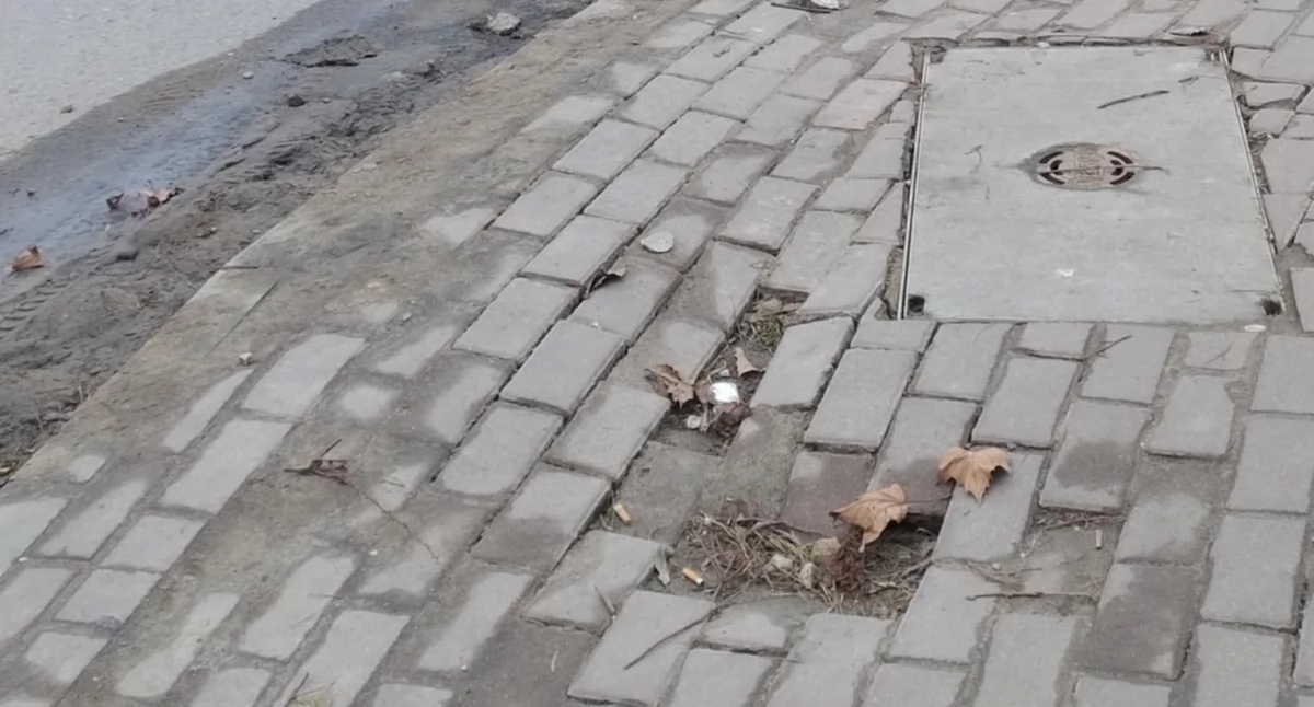 Czytelniczka: - W styczniu kopali w tym chodniku, pewnie coś naprawiali. Skończyli, położyli kostkę z powrotem, dzisiaj można tam złamać nogę