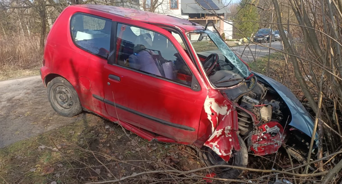 Wypadek w Hucie Drewnianej. Samochód osobowy wjechał do rowu. Poszkodowane dwie osoby
