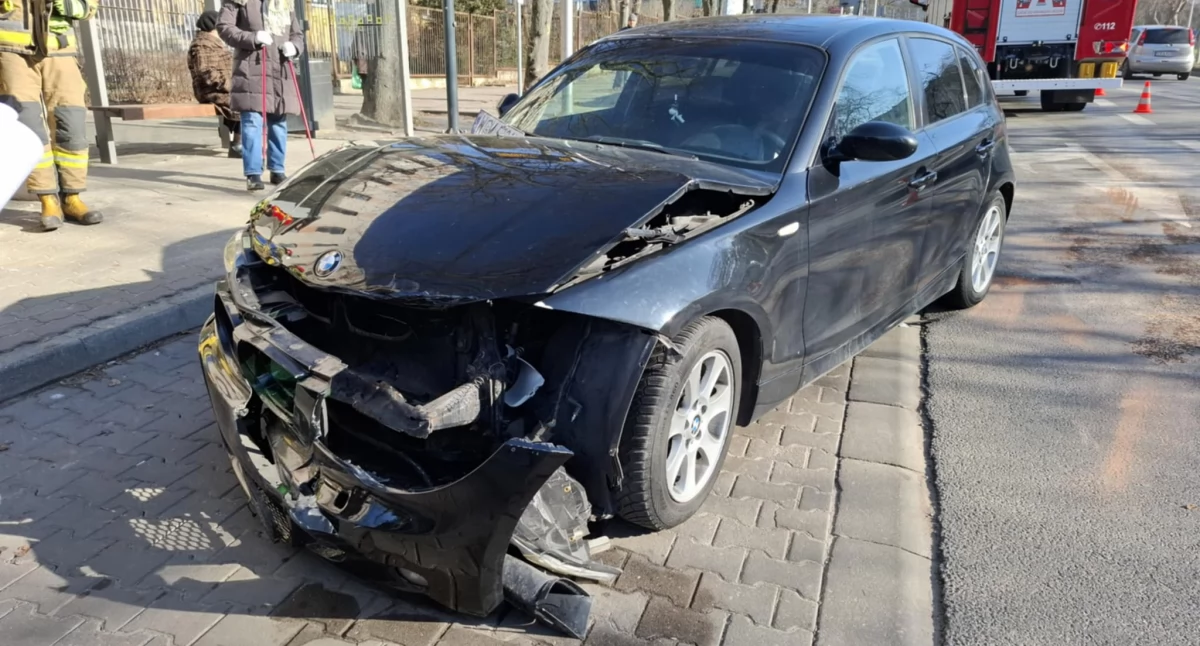 Kolizja na Piastowskiej. 20-latka za kierownicą BMW jechała zbyt blisko Forda