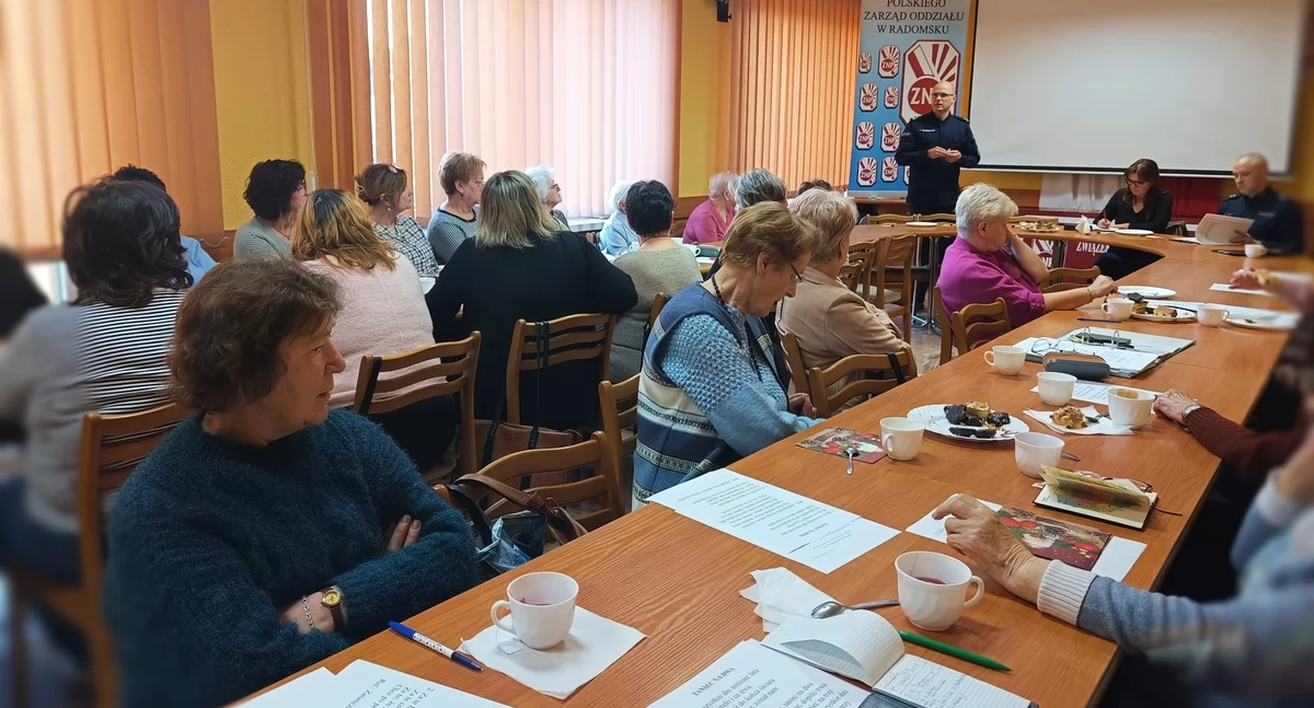 Senior pieszym, rowerzystą, kierowcą. Policjanci rozmawiali z nimi o bezpieczeństwie