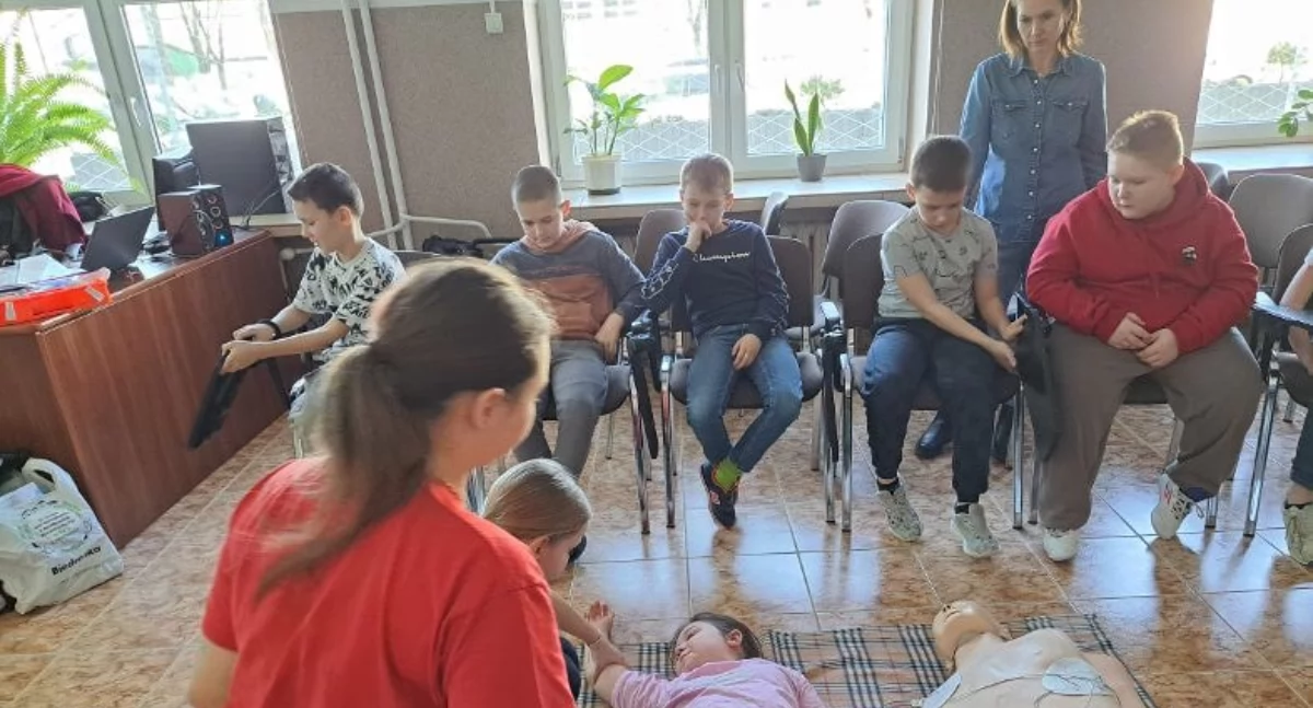 Zajęcia z pierwszej pomocy w Reymontówce na Bugaju. Uczniowie ćwiczyli między innymi na fantomach 