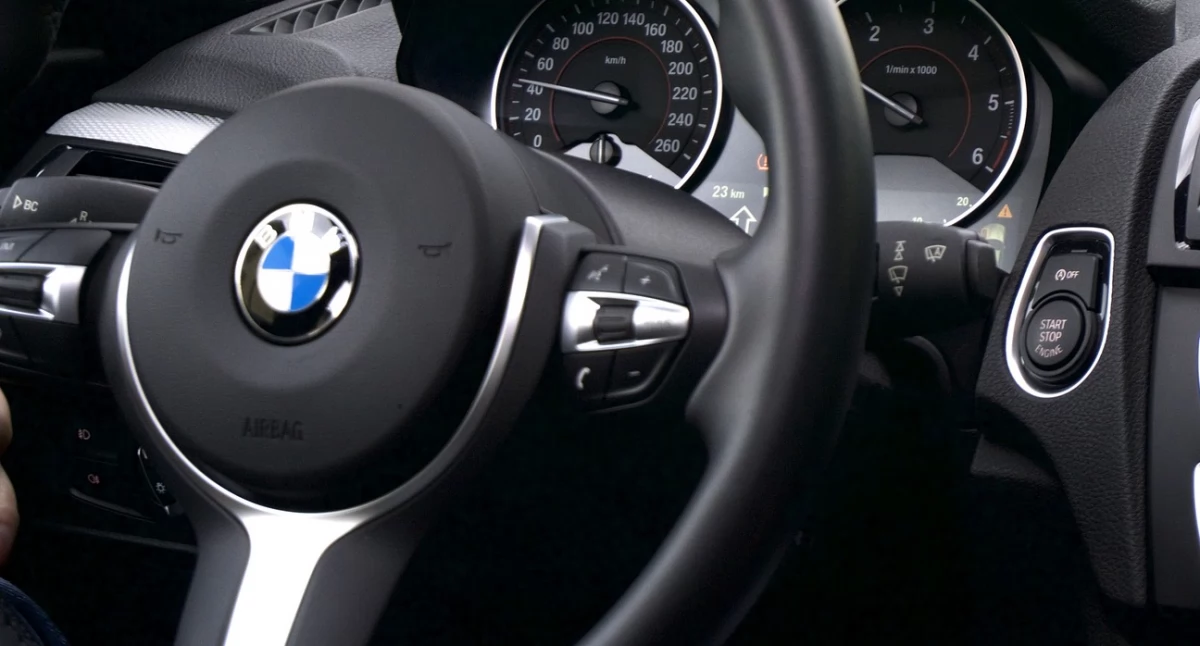 Kolizja na autostradzie A1. 24-letni kierowca BMW zasnął za kierownicą