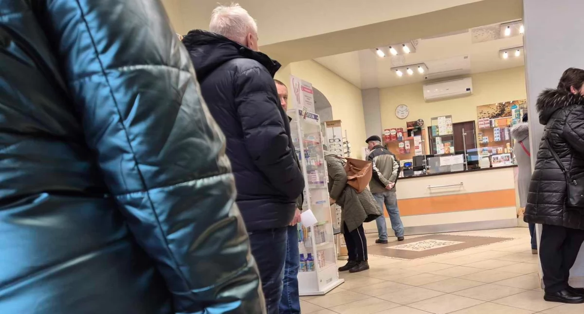Grypa szaleje, a leków brakuje. W aptekach długie kolejki, niektórzy odchodzą z kwitkiem 