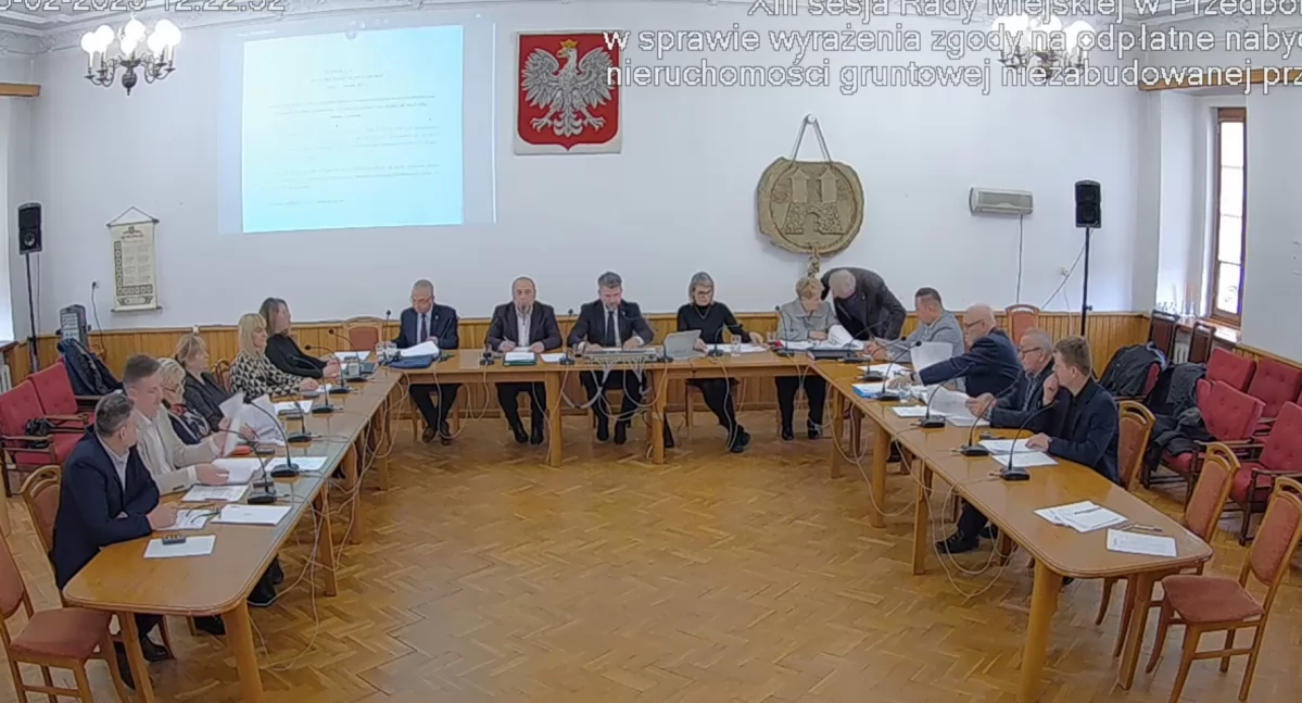 Halo? Policja? Jeden z radnych jest pijany. Policjanci jadą do urzędu, ale radny znika [Przedbórz]