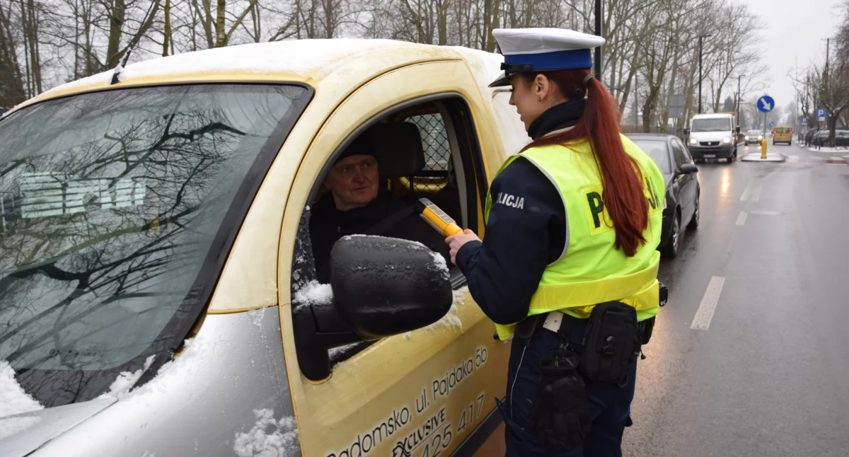Bezpieczne Walentynki w Radomsku. Słodki upominek dla kierowców. Tych trzeźwych