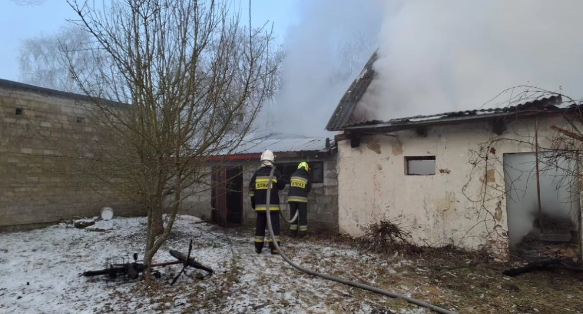 [FILM, ZDJĘCIA] Pożar w miejscowości Pławidła. Pali się stodoła i obora. Trwa akcja gaśnicza