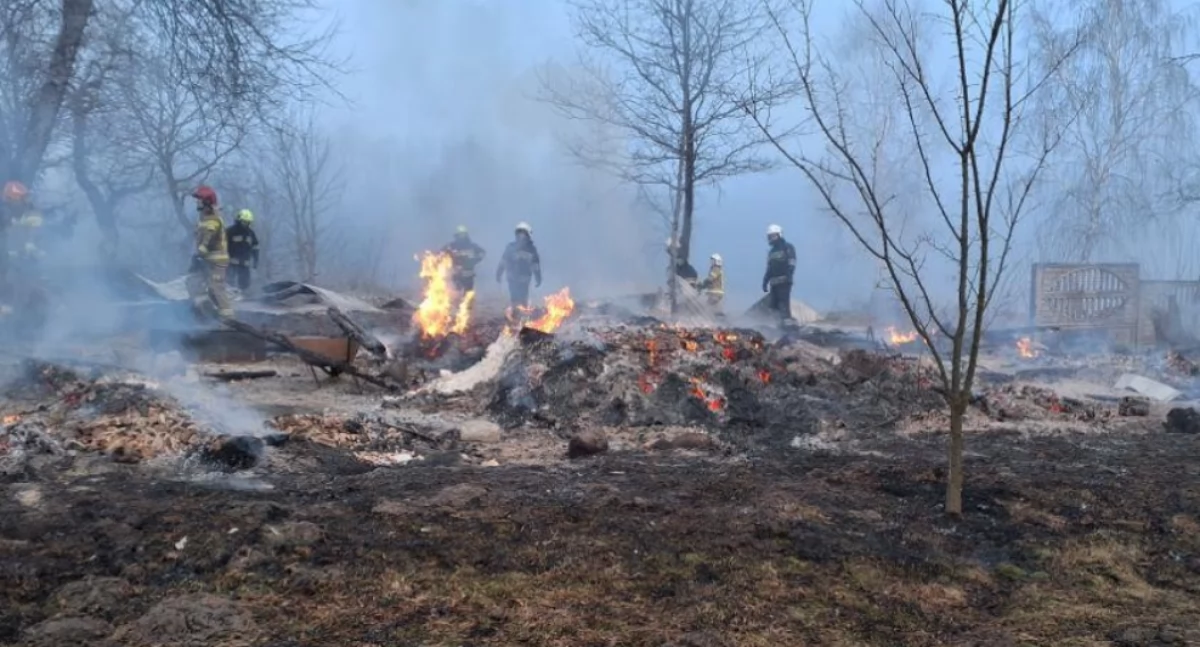 Pożar w Pławidłach. Jeden ze strażaków poszkodowany w akcji gaśniczej. 50-latek z OSP w Silnicy został odwieziony do szpitala