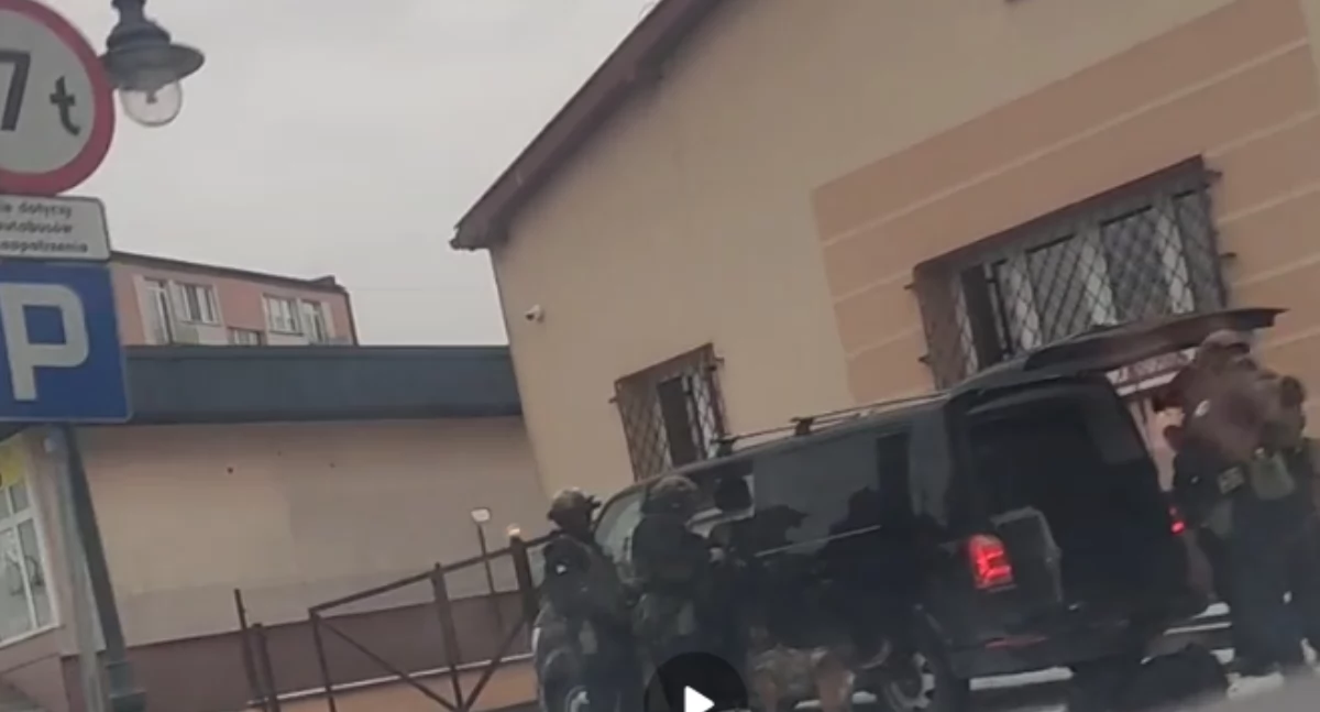 Rozbój w Przedborzu. Trzech mężczyzn wywiozło samochodem do lasu swojego znajomego. To były porachunki. W tle handel narkotykami
