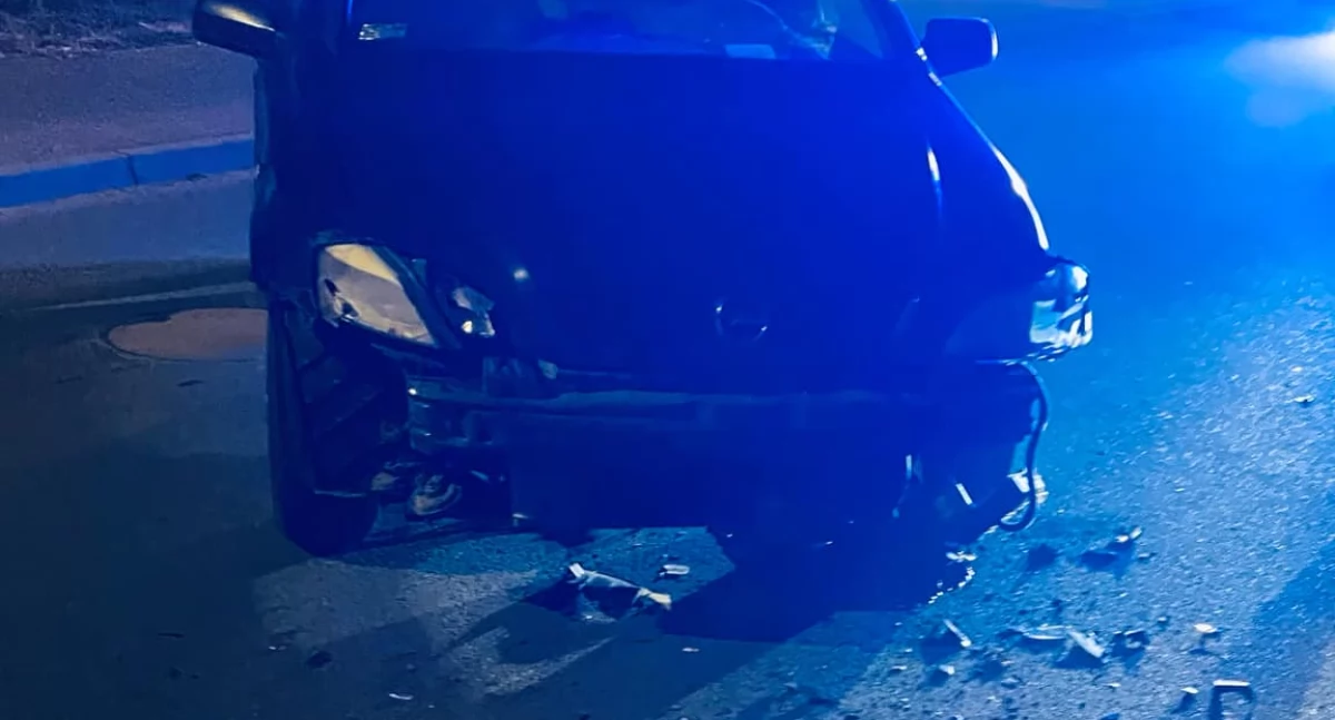 87-latek kierujący Astrą nie zauważył zaparkowanego BMW. Doszło do zderzenia. Mężczyzna doznał obrażeń