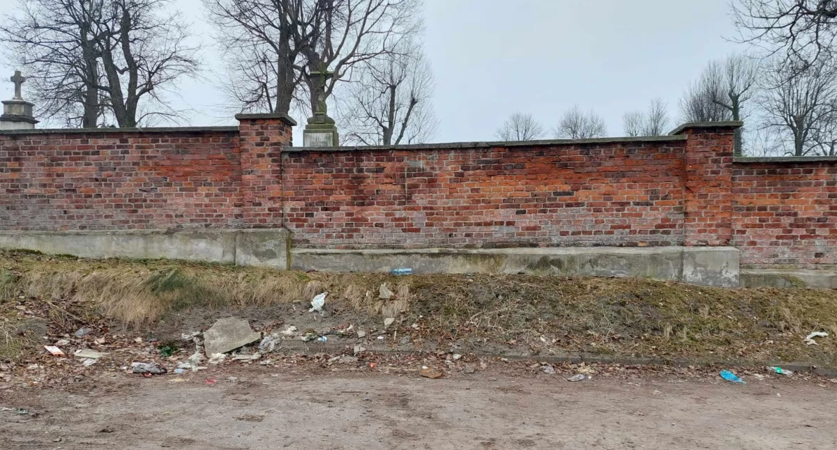 Czytelniczka: - Te śmieci leżą tam od jesieni. Nie wierzę, że nikt tego nie widzi. Starostwo: - Posprzątamy. Na wiosnę