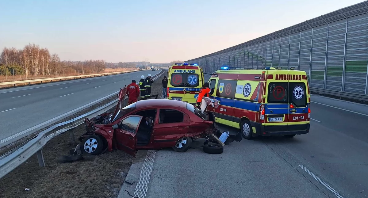 Kolizja na autostradzie A1. Samochód osobowy uderzył w bariery energochłonne