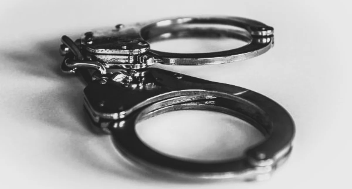 Nie dość, że zakłócał spokój to na dokładkę był poszukiwany. Policja zatrzymała 24-latka