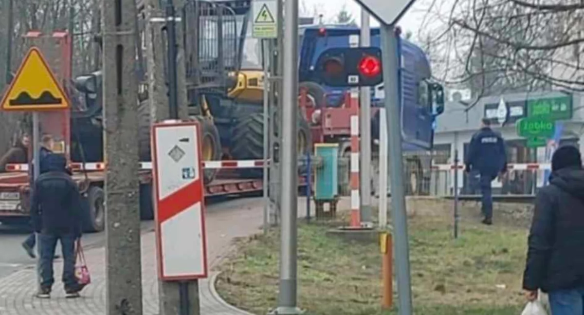 O mały włos od tragedii. Ciężarówka utkwiła na przejeździe kolejowym na ul. Piłsudskiego