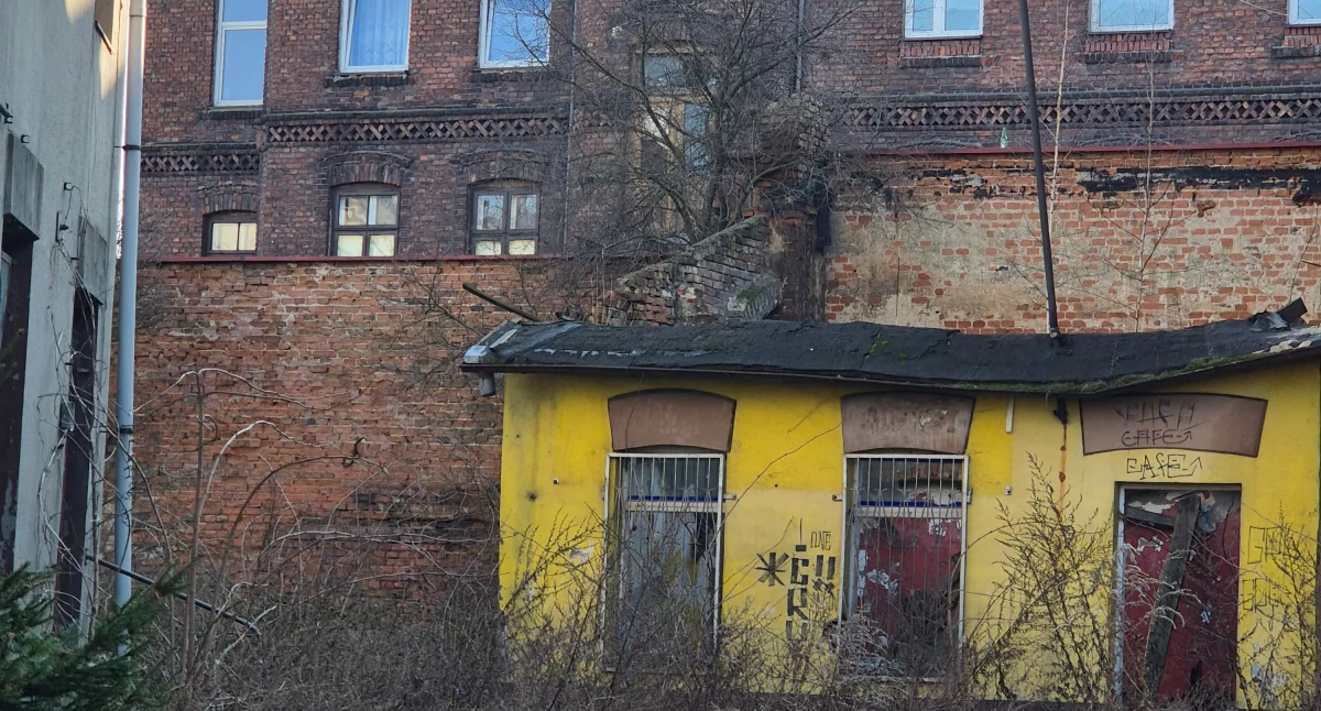 Rudery do rozbiórki: O mały włos na ulicy  nie dostałem kawałkiem betonu 