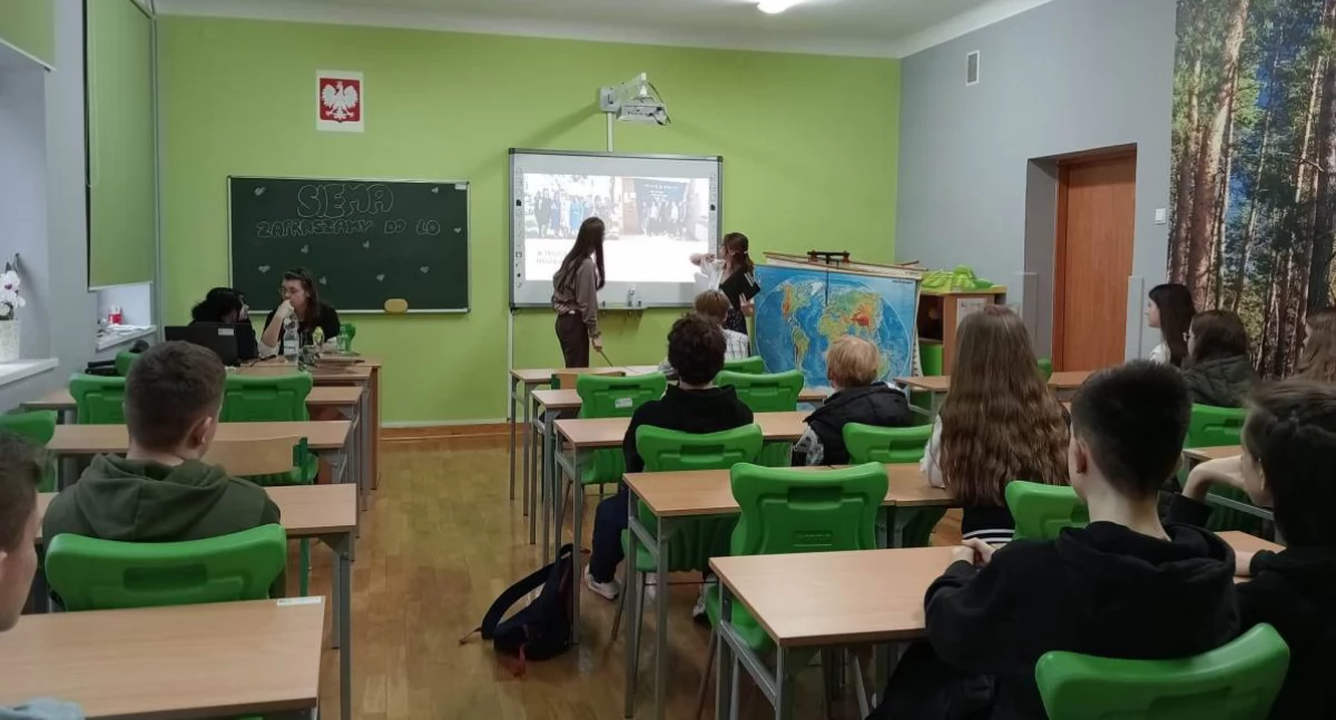 Ile zarabiali radomszczańscy nauczyciele w 2024 roku? Miasto i powiat przedstawiły liczby