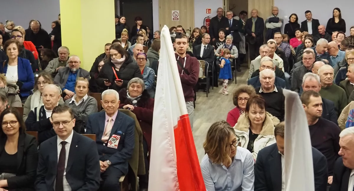 Nie wybrała Przedborza czy metropolitarnego Radomska, ale małą wieś. Co ją tam ciągnie? [Nowak komentuje]