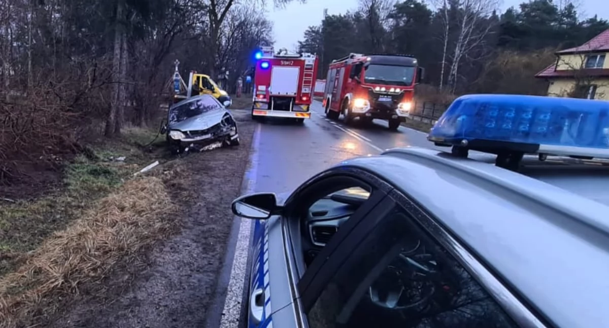 28-latka jechała zbyt szybko. Straciła panowanie, Opel wpadł do rowu