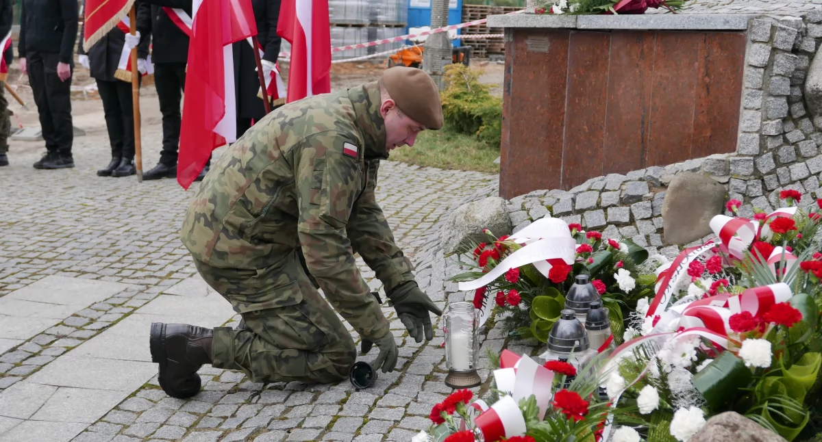 [ZDJĘCIA] Dzień Pamięci Żołnierzy Wyklętych. - Jeszcze Polska nie zginęła… Chociaż nas patriotów tak mało - rzucił mężczyzna z biało-czerwoną opaską na ramieniu