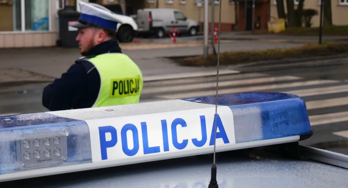 Aspirant Dariusz Kaczmarek podsumowuje: - Dwa wypadki, dwie poszkodowane osoby, 21 kolizji
