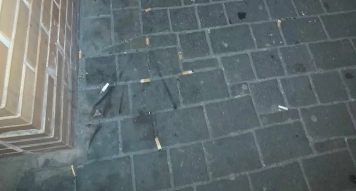 Czytelnik: - Popielniczek przed szpitalem nie ma już dawno, ale, jak doskonale widać, palaczom wcale to nie przeszkadza