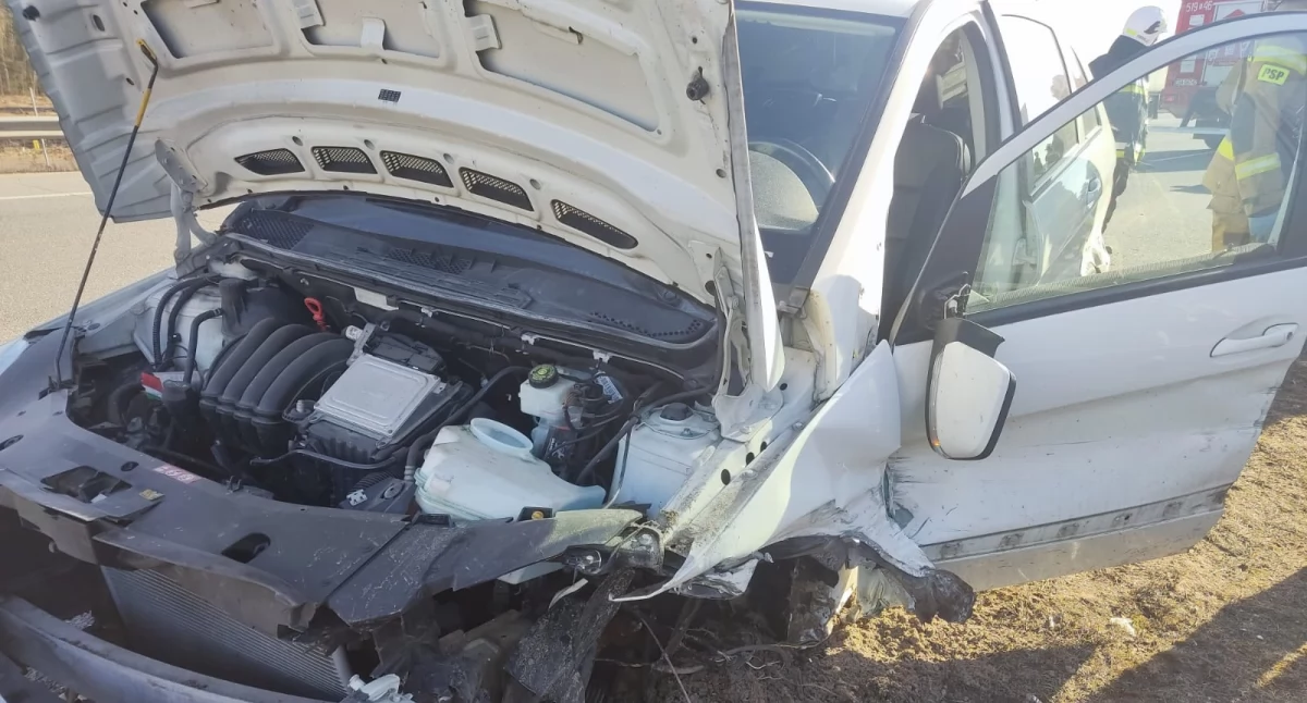 Kolizja na autostradzie A1. Kierowca Mercedesa był zmęczony i uderzył w bariery energochłonne
