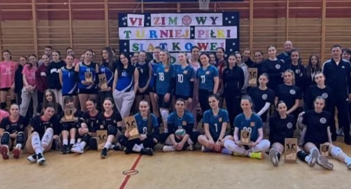 VI Zimowy Turniej Piłki Siatkowej Kobiet. Drużyna GKS Kamieńsk wywalczyła srebrny medal