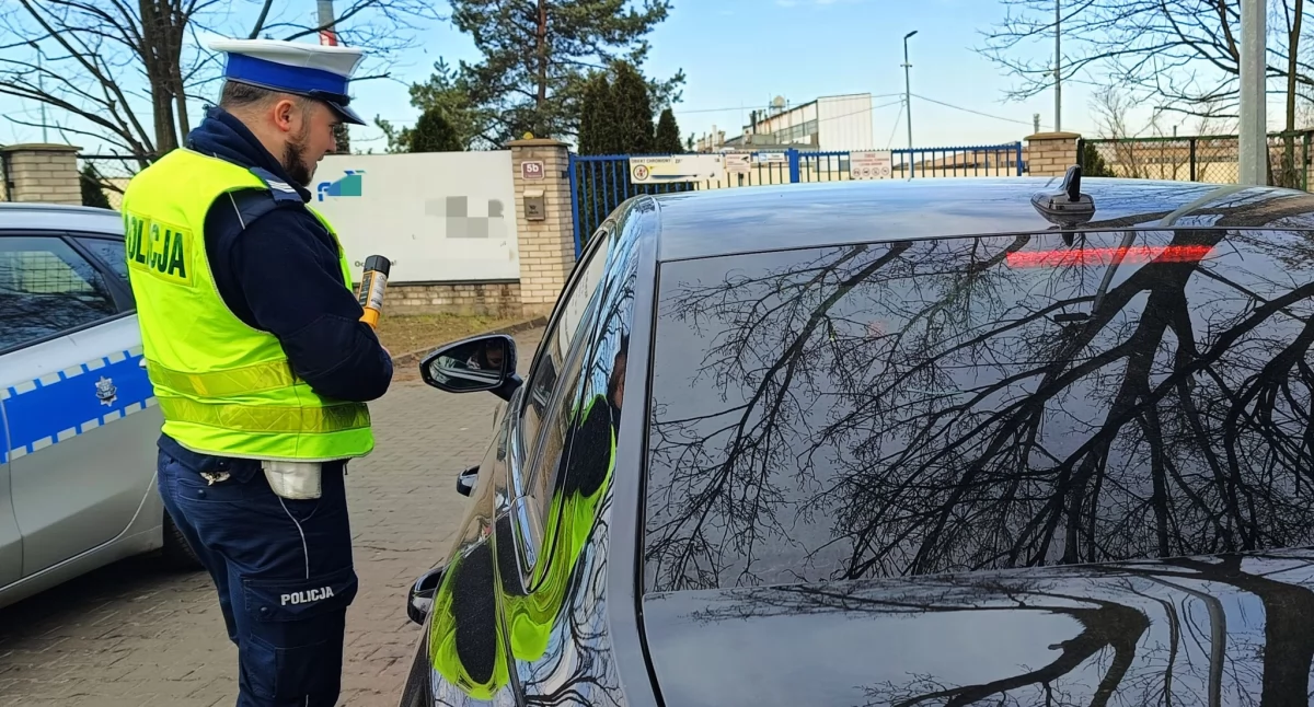Policjanci do kierowców: - Łapki na kierownicę. Chwila nieuwagi może kosztować życie