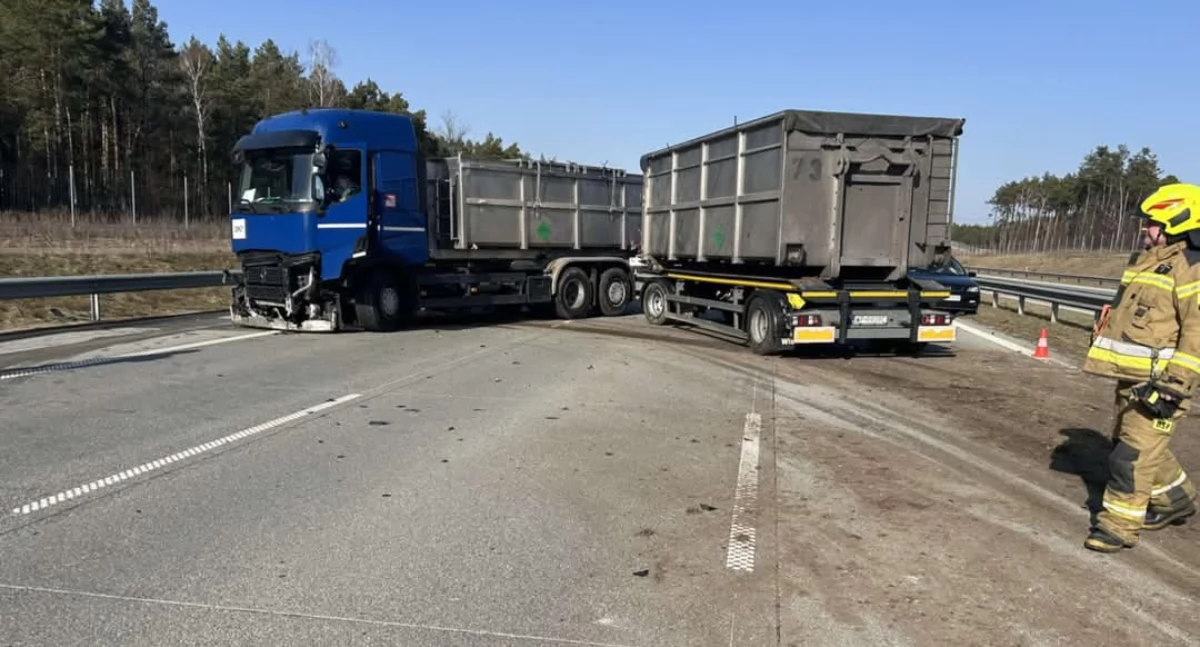 Uwaga! Kolizja na autostradzie A1 w okolicy Kamieńska. Droga jest zablokowana 