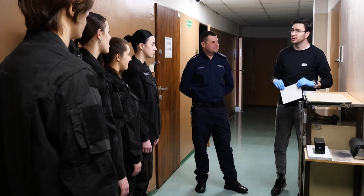 Uczniowie klas mundurowych odwiedzili komendę. Zobaczyli ją od środka i poznali pracę policjantów