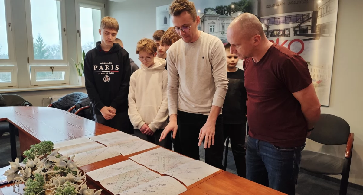 Młodzi radomszczanie przyjrzeli się planom budowy dirt parku. Dodali swoje poprawki i powiedzieli, że będzie w porządku