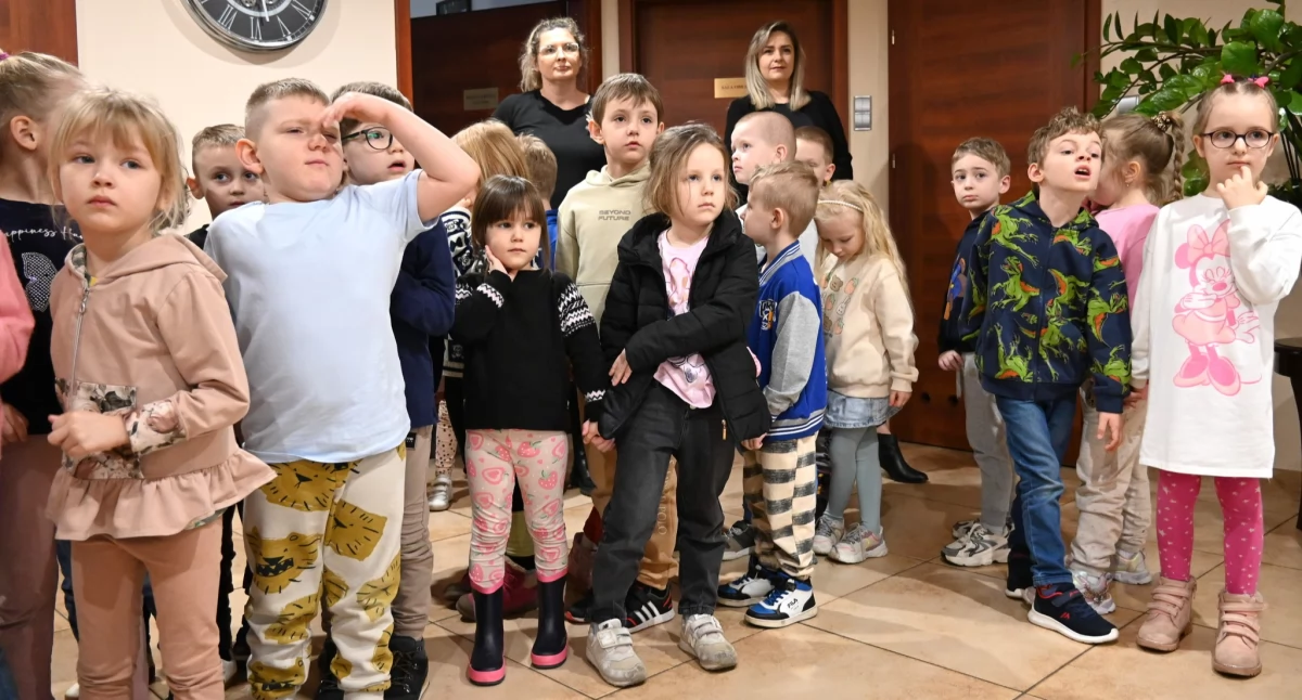Dzieci z Publicznego Przedszkola nr 10 odwiedziły starostwo. Miały wiele pytań do pracowników