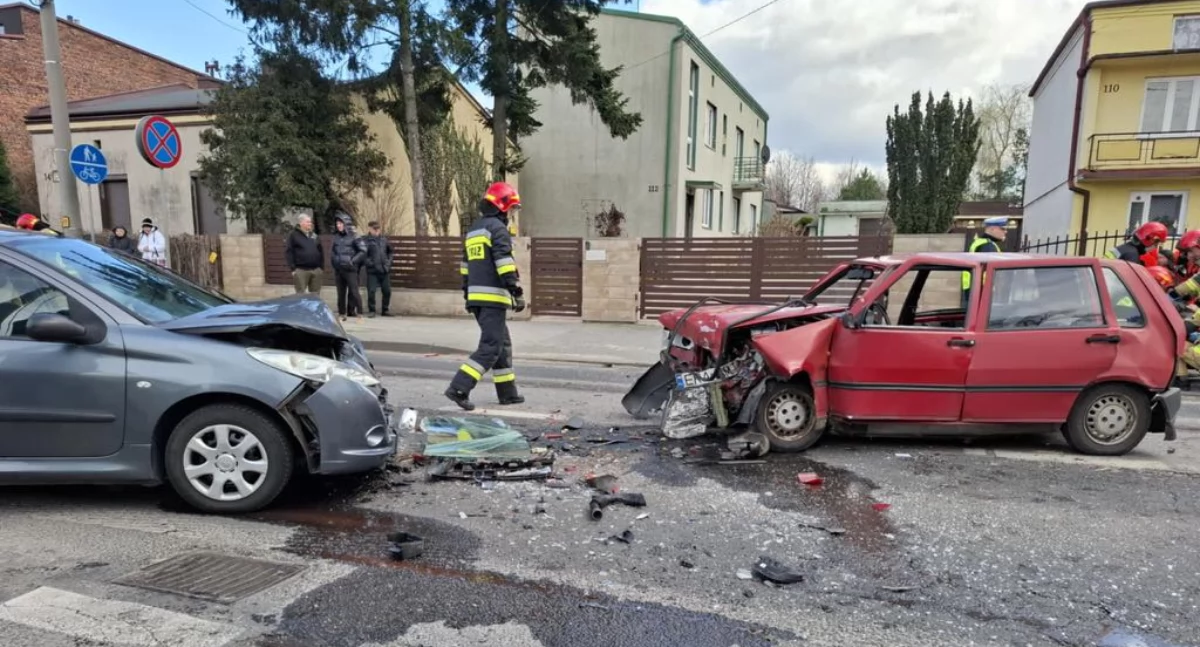 Uwaga! Wypadek na Przedborskiej. Zderzyły się trzy samochody. Jedna osoba uwięziona w aucie. Ulica jest zablokowana