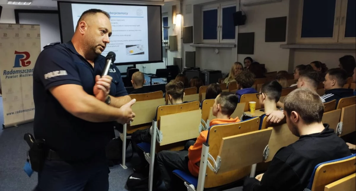 Policjanci w Drzewniaku i Mechaniku. Rozmawiali z młodzież o cyberprzestępczości i bezpieczeństwie w sieci 