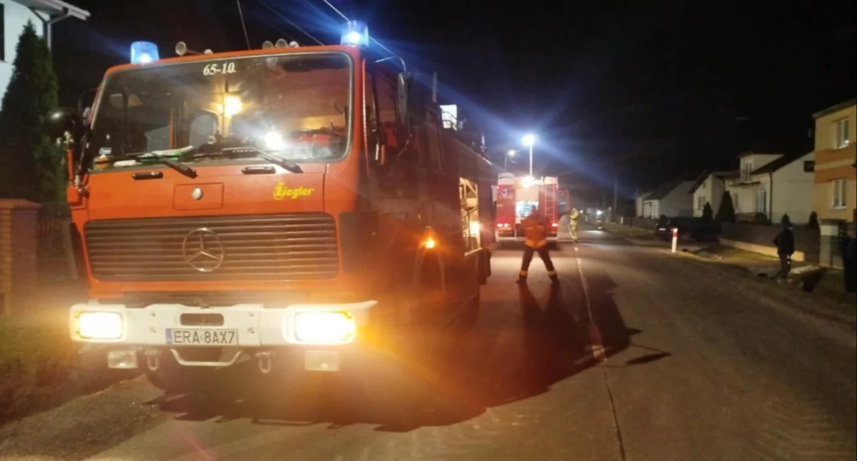 65-latek leżał na podłodze. Przez kilka godzin nie było z nim kontaktu. Strażacy weszli do domu przez okno