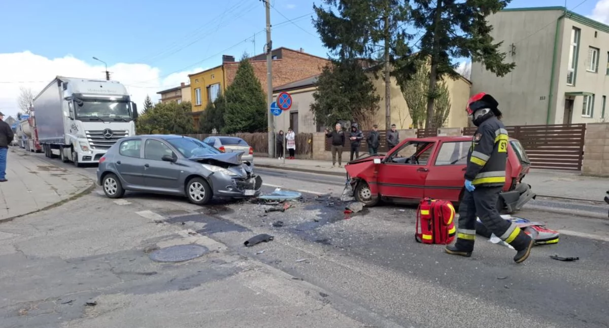 Kobieta kierująca Oplem jechała zbyt blisko Fiata. I tak doszło do zderzenia trzech samochodów na Przedborskiej