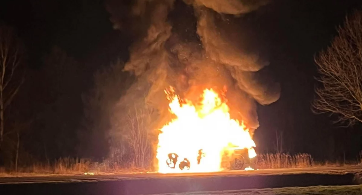 Silniczka w gminie Żytno. Strażacy gasili BMW X5. Straty to około 100 tys. zł