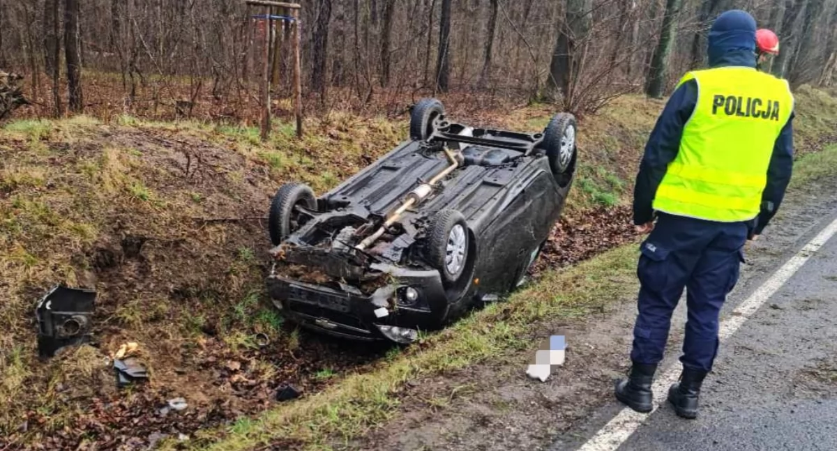 Dachowanie Chevroleta w miejscowości Granice. W aucie doszło do awarii. Prowadziła 65-letnia kobieta. 