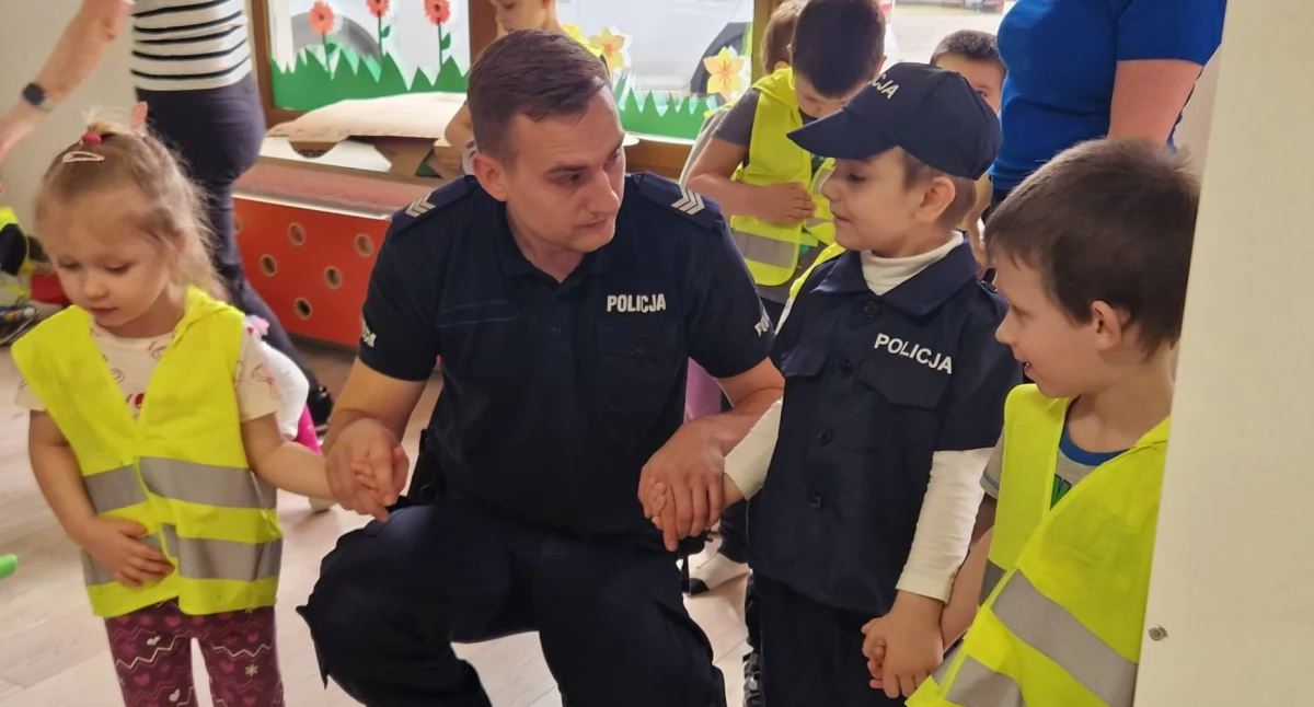 Policyjny profilaktyk razem z dzielnicowym odwiedzili dzieci z Przedszkola Terapeutycznego
