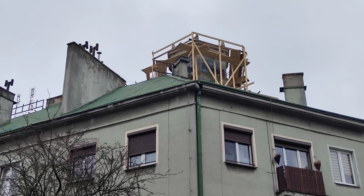 Czytelnik: - Co tam robią z tą wieżyczką? Prezes TBS: - To normalne prace remontowe, trzeba wymienić poszycie dachu