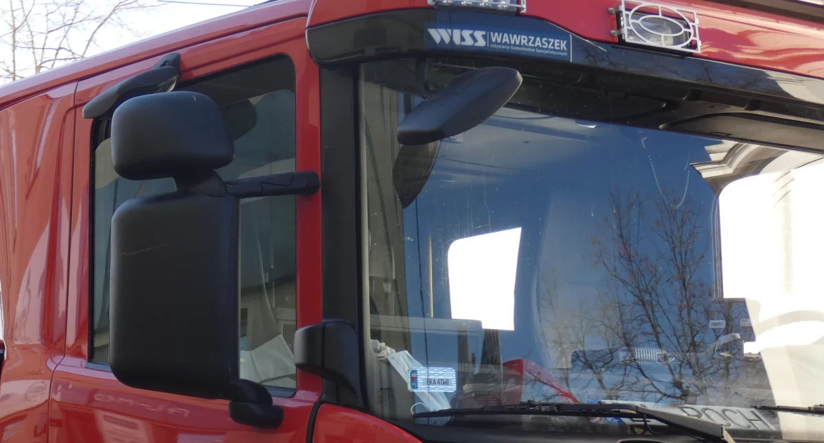 Pożar w Kawęczynie w gminie Masłowice. Palą się dwa drewniane budynki. W akcji pięć zastępów straży